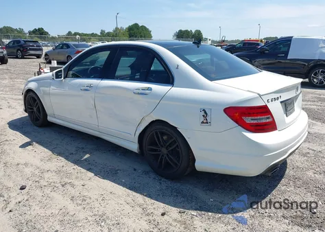 2013 Mercedes-Benz C 250 Luxury/Sport из США, поврежденный, VIN WDDGF4HB2DA805935